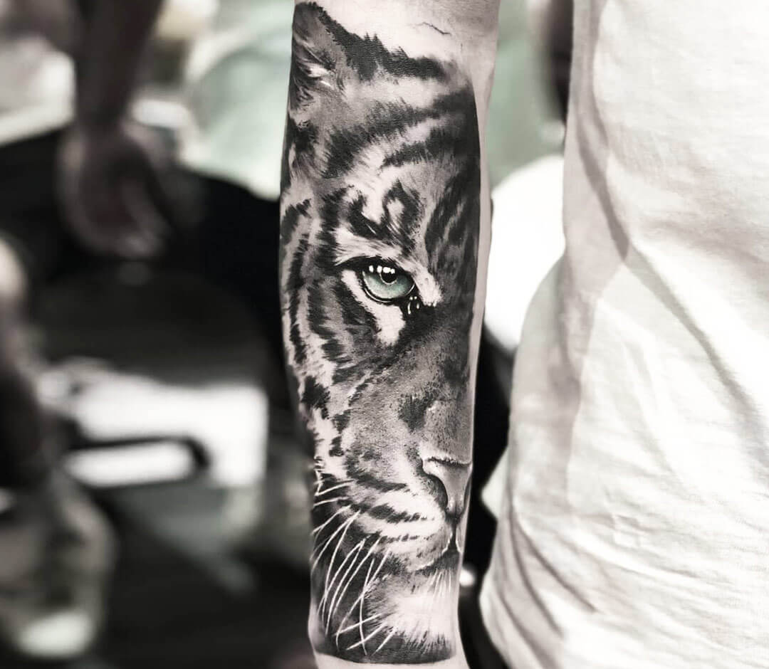 Tiger face tattoo by Dani Ginzburg | Photo 31229