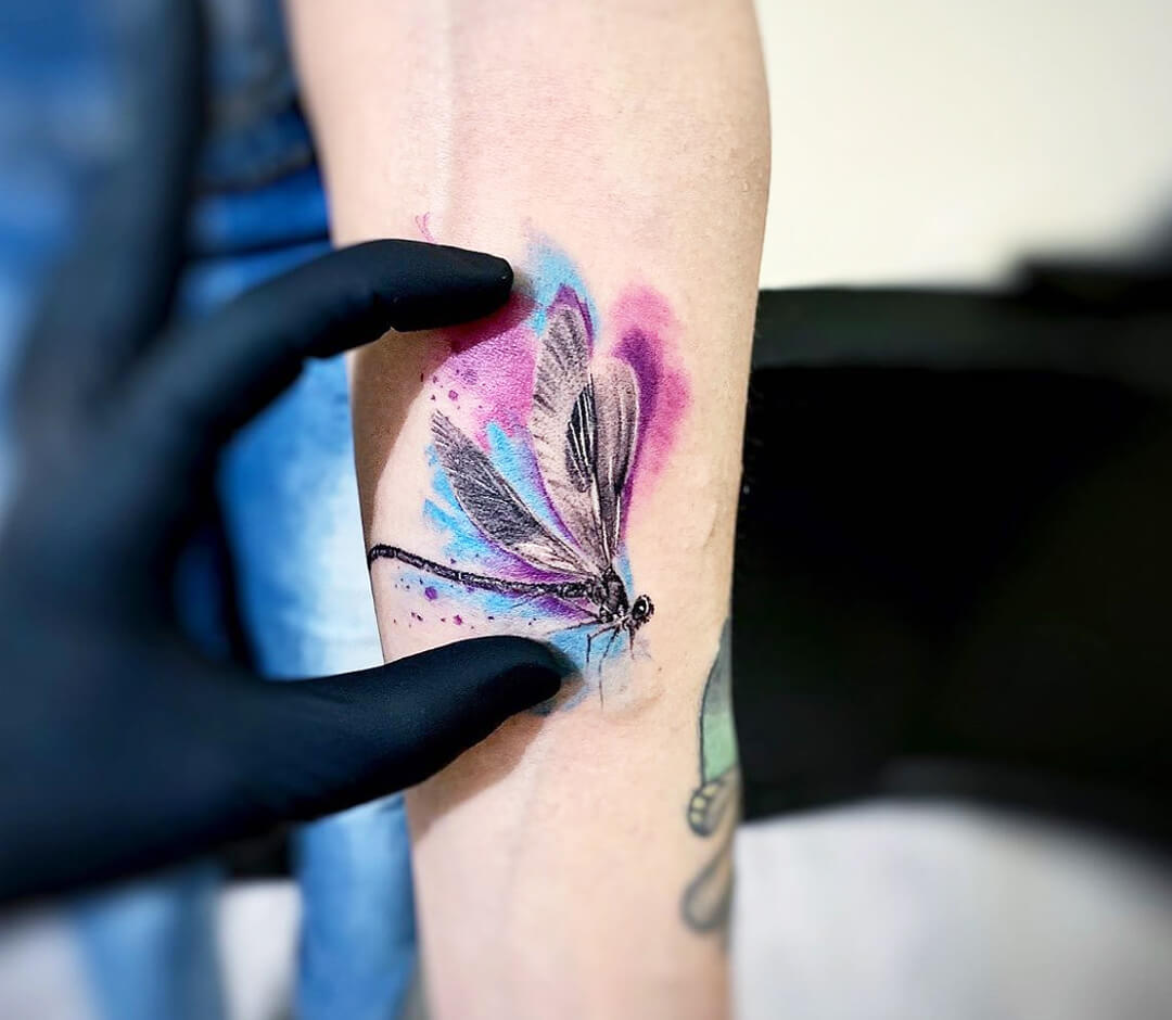 Tattoo uploaded by Luiza Siqueira • Feita por Miss Pank #MissPank #libelula  #libelulatattoo #dragonfly #dragonflytattoo #inseto #bug #watercolor  #aquarela #pontilhismo #dotwork • Tattoodo