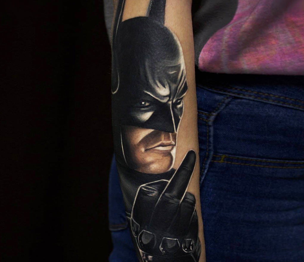 Бэтмен рука. Татуировка Бэтмен. Тату Бэтмен на руке. Бэтмен руками. Тату на предплечье Бэтмен.