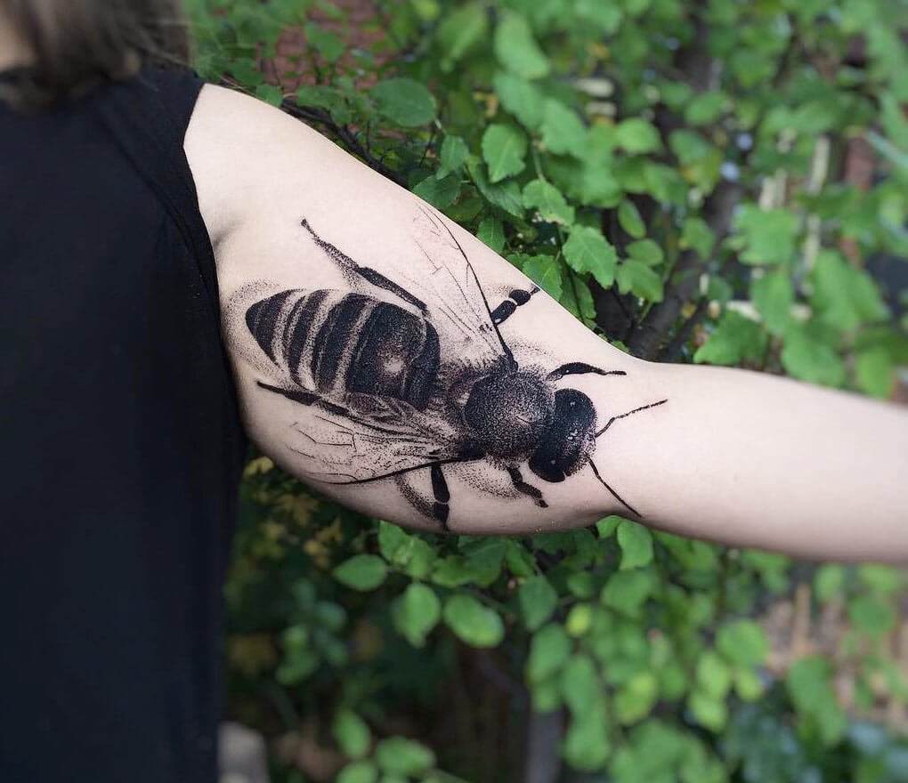 Bee tattoo by Andrea Morales | Photo 17599