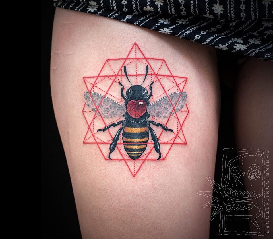 Татуировка пчела соты треугольники