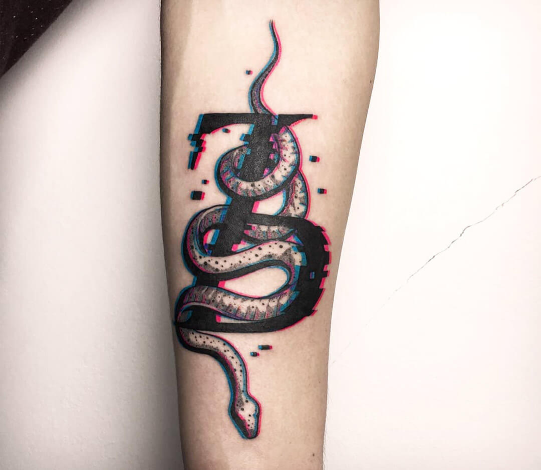 Татуировка змеи чернилами светящимися