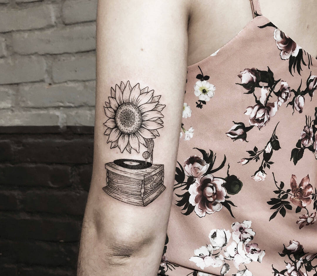 Ron Inkskills Tattoo  3d Sunflower Tattoo  Description  What does a sunflower  tattoo symbolize The primary sunflower tattoo meaning is that of romance  Most commonly sunflowers represent everlasting and hopeful