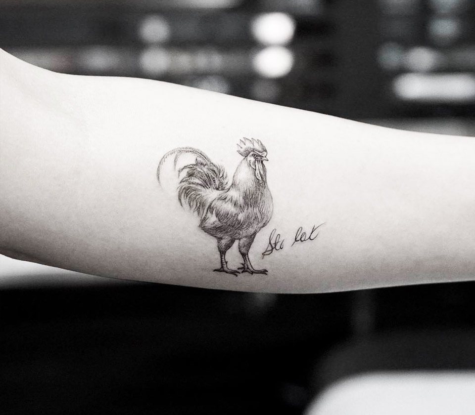 Cock tattoo. Икар тату. Татуировка Крылья Минимализм. Тату ангел с птицей на руке. Тату Ангелок Минимализм.