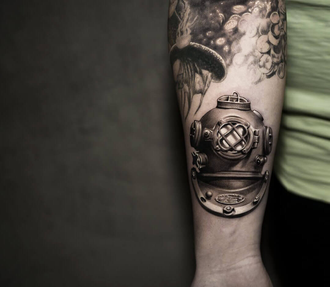 Antique dive helmet tattoo by Monte Livingston at Living Art Gallery Tattoo  Lounge in San Clemente, Ca. #divehelmet #divehel… | Helmet tattoo, Tattoos, Scuba  tattoo