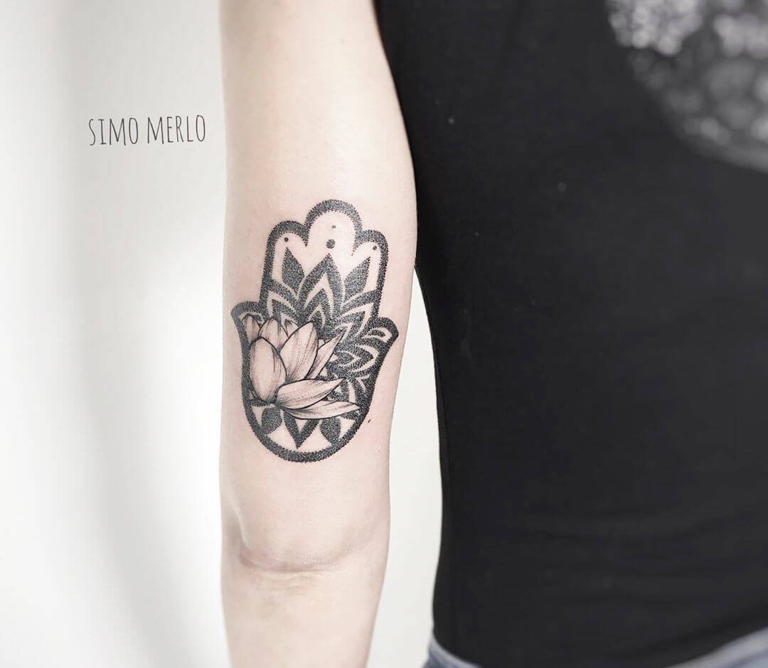 Hamsa hand tattoo by Simona Merlo | Photo 29888