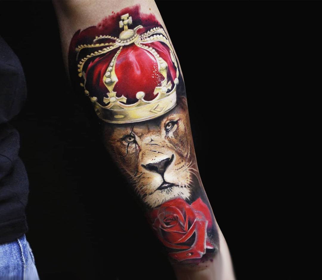 The King: Black and white realistic tattoo style lion. Angry lion showing  who is leading the animals in the wild. Strenght and courage.